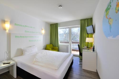 Ένα ή περισσότερα κρεβάτια σε δωμάτιο στο Hotel Alte Schule