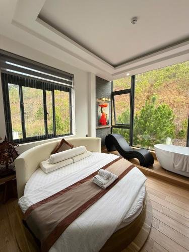 Postel nebo postele na pokoji v ubytování Hotel Hoàng Châu Đà Lạt