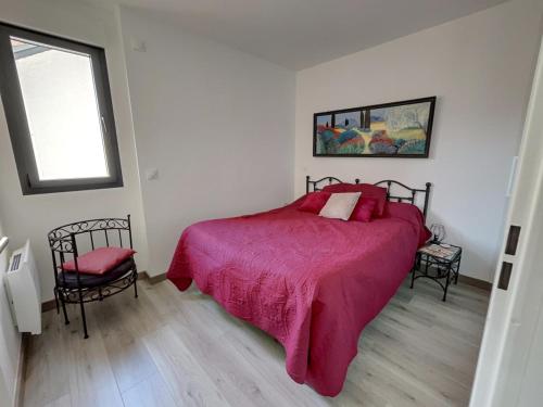 - une chambre dotée d'un lit avec une couverture rouge et 2 chaises dans l'établissement La Perle des Alizés, à Mimizan-Plage