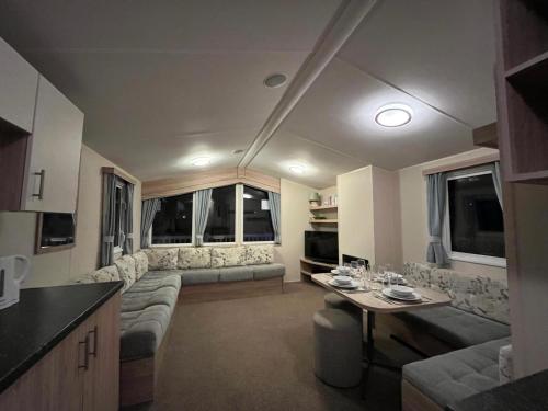 TV a/nebo společenská místnost v ubytování Premium location - Sleeps 6 - Caravan on The Lakes