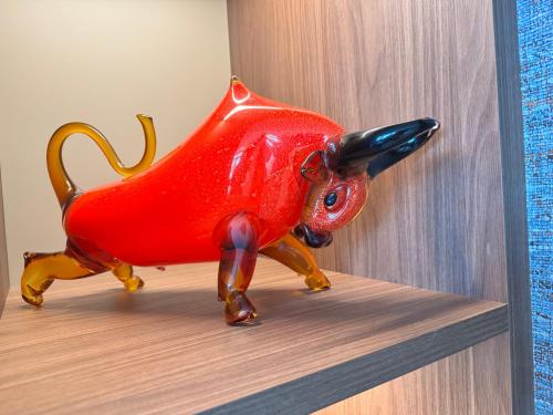 a figurine of a red dog on a shelf at B&B Carpe Diem in Westerlo