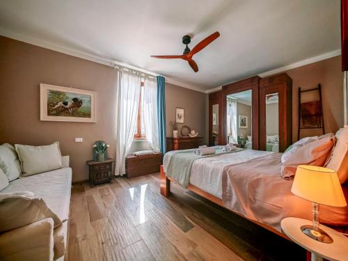 a bedroom with a bed and a ceiling fan at Agriturismo Podere Orzale Hospitality & Quarter Horses in Usigliano