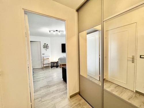 un couloir avec une porte coulissante en verre et une chambre dans l'établissement Downtown - Fully equipped studio - Wi-Fi and air conditioning, à Cannes