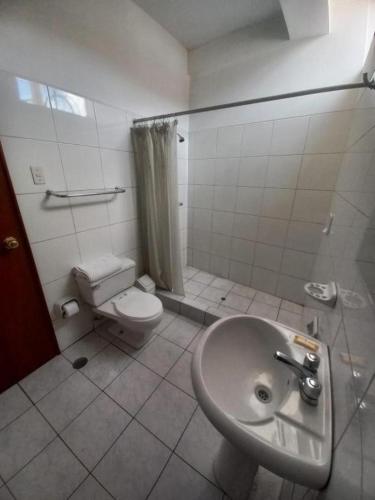 a bathroom with a sink and a toilet at Hotel Incasol Agosto Ejecutivo Matrimonial Individual Suite Desayuno Incasol Tranporte y Cochera Gratis in Ayacucho