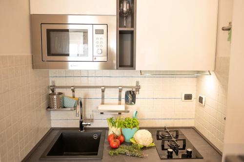 a kitchen with a sink and a microwave at Sea & Culture in Lerici