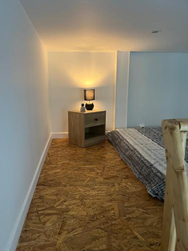 une chambre avec un lit et une table avec une lampe dans l'établissement Nice Cosy, à Nice