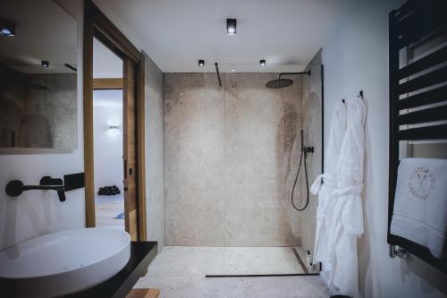 a bathroom with a shower and a toilet and a sink at Chalet Snostorm in Crépin