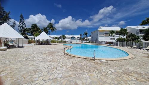 una piscina in mezzo a un cortile di Chez Michèle a Saint-François