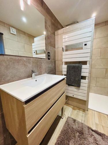 une salle de bain avec un lavabo et un miroir dans l'établissement Chalet familial 2-6 personnes, à Champdray