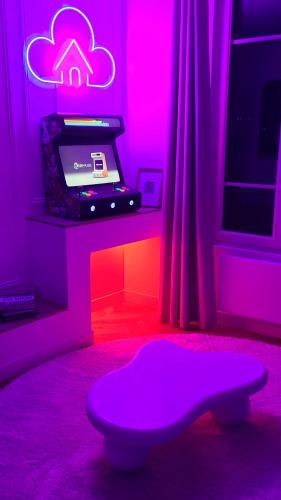 a purple room with a laptop computer on a table at Le Nuage - Hypercentre - Luxe Suite Spa & Gaming in Troyes