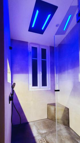a room with a ceiling with a blue light at Le Nuage - Hypercentre - Luxe Suite Spa & Gaming in Troyes