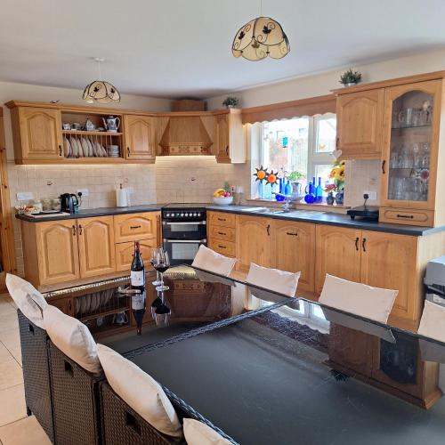 Kuchyň nebo kuchyňský kout v ubytování Lovely Twin Bedroom in Listowel Kerry