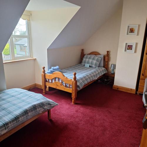 Postel nebo postele na pokoji v ubytování Lovely Twin Bedroom in Listowel Kerry
