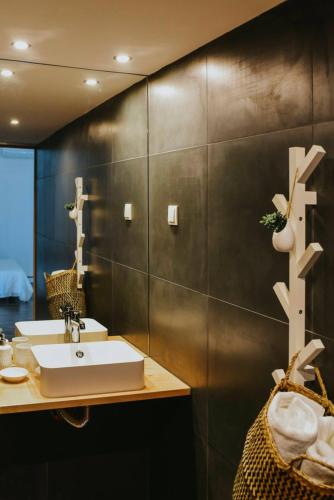 a bathroom with a sink and a mirror at Lugar Nas Estrelas Starlight Outdoor Fireplace in Peso