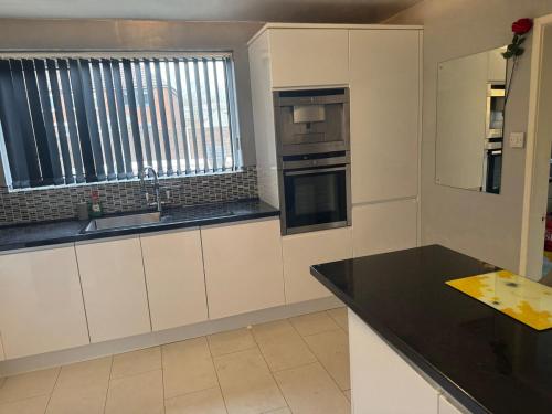 Dapur atau dapur kecil di A spacious 3 bed semi-detached