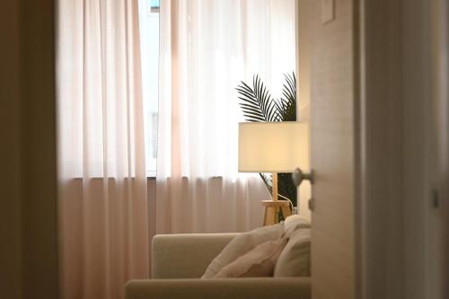 a living room with a couch and a lamp at Villa Vera in Salerno