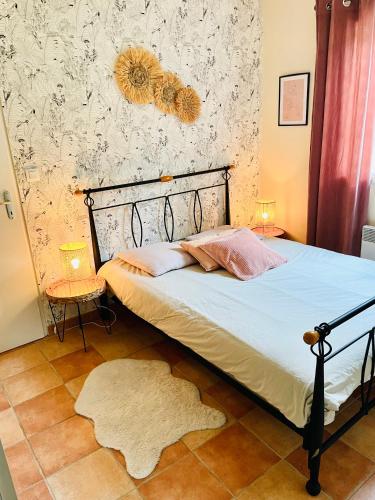 - une chambre dotée d'un lit avec un cadre noir dans l'établissement l'Exotica ,au cœur d'une pinède, à Palaja