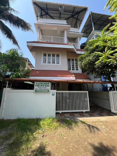 Το κτήριο όπου στεγάζεται  το δωμάτιο σε οικογενειακή κατοικία