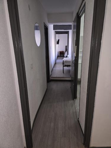 un couloir menant à une chambre avec un miroir dans l'établissement gite atoma, à Rivesaltes