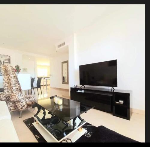 Televízia a/alebo spoločenská miestnosť v ubytovaní Confortable Apartment with amazing views in Marbella