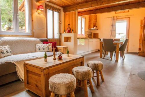 un salon avec un canapé et une table dans l'établissement Maison au cœur du village de saint Étienne de tinée, à Saint-Étienne-de-Tinée