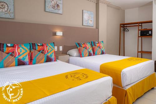 マンサニージョにあるHotel Fiesta Mexicanaの部屋に並んで置かれた2つのベッド