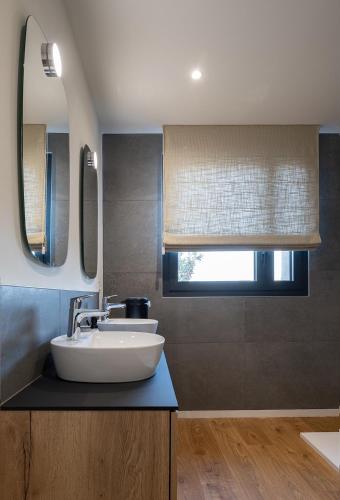 une salle de bain avec un lavabo et une fenêtre dans l'établissement Architect-designed villa with sea view, à Barneville-Carteret
