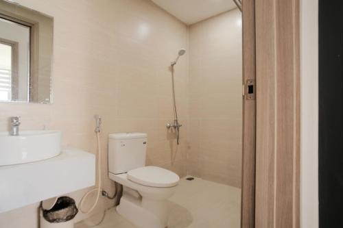 une salle de bain avec toilettes, lavabo et douche dans l'établissement Namihomestay Nera Garden Hue Pool and Gym Free, à Thôn Văn Dương