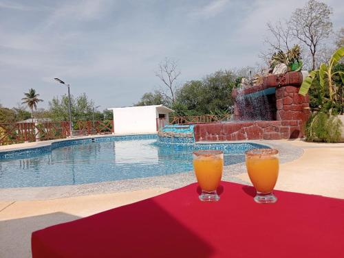 Bazén v ubytování Hotel Hacienda Huasteca nebo v jeho okolí