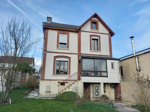 an old house with at La locomotive by La BB12087 in Nouvion-sur-Meuse