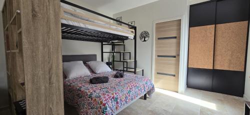 - une chambre avec un lit et des lits superposés avec deux sacs dans l'établissement La Taupinière, à Bourges