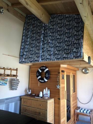 Cette chambre est dotée d'un mur rempli de bouteilles de vin. dans l'établissement La perle, aux Mathes