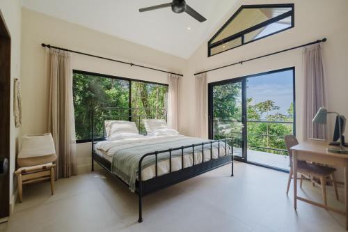SavegreにあるCasa Caliのベッドルーム1室(ベッド1台、デスク、大きな窓付)