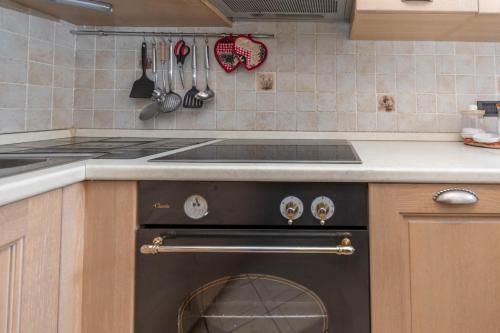 a kitchen with a black oven in a kitchen at Appartamento Iori in Canazei