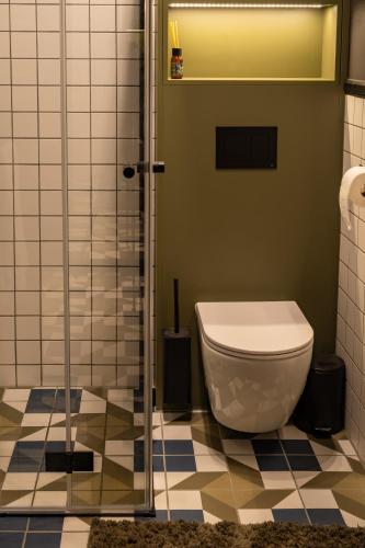 a bathroom with a toilet and a glass shower at Apartament Nadolnik Poznań in Poznań