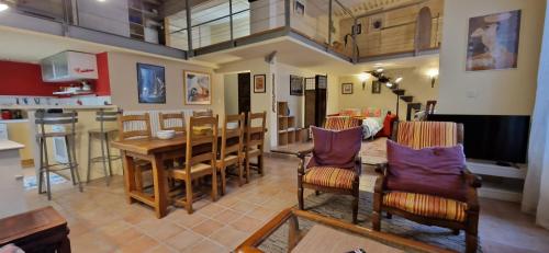 une cuisine et une salle à manger avec une table et des chaises dans l'établissement Loft in hôtel particulier, city-center, air conditioned, à Aix-en-Provence