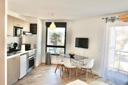 Een keuken of kitchenette bij La Perdrix