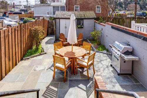 Балкон или терраса в - Fenced Yard - Crib - BBQ Grill & 4 Tvs Cherry Blossom Luxury Getaway -Floyd's Freedom-