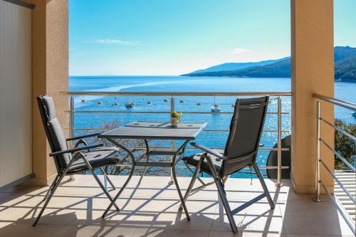 Studio apartment above promenade w terrace & parking