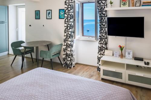 Studio apartment above promenade w terrace & parking