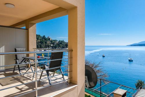 Studio apartment above promenade w terrace & parking