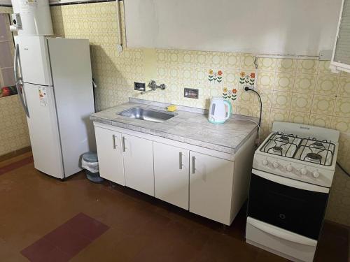 Η κουζίνα ή μικρή κουζίνα στο Departamento cómodo cerca de la costanera