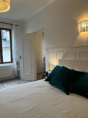 une chambre avec un grand lit et une fenêtre dans l'établissement Le petit Gambon - 4 personnes - Place de parking privé, à Bourges