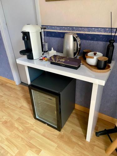 - une table blanche avec une cafetière dans l'établissement Villa Verano, à Villeneuve-lès-Bouloc