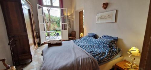 une chambre avec un lit et une fenêtre dans l'établissement Le Jardin secret 100m Mairie, à Aix-en-Provence