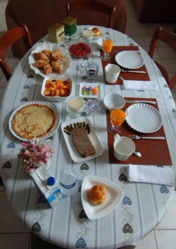 - une table remplie de nourriture et de boissons dans l'établissement La chambre d'hôtes d'Isa Moindron, aux Herbiers