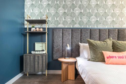 En eller flere senge i et værelse på Stay & Explore ADA-Friendly Downtown Getaway