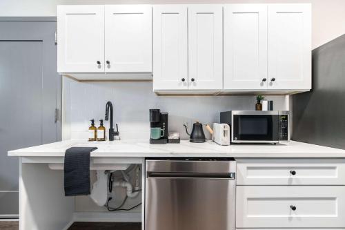 Køkken eller tekøkken på Stay & Explore ADA-Friendly Downtown Getaway