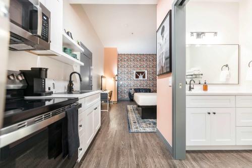 eine Küche mit weißen Schränken und einer Spüle in der Unterkunft Bold & Floral Little Richard Getaway in Macon