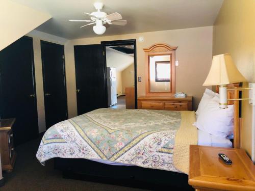 Postel nebo postele na pokoji v ubytování Glenwood Springs Cedar Lodge